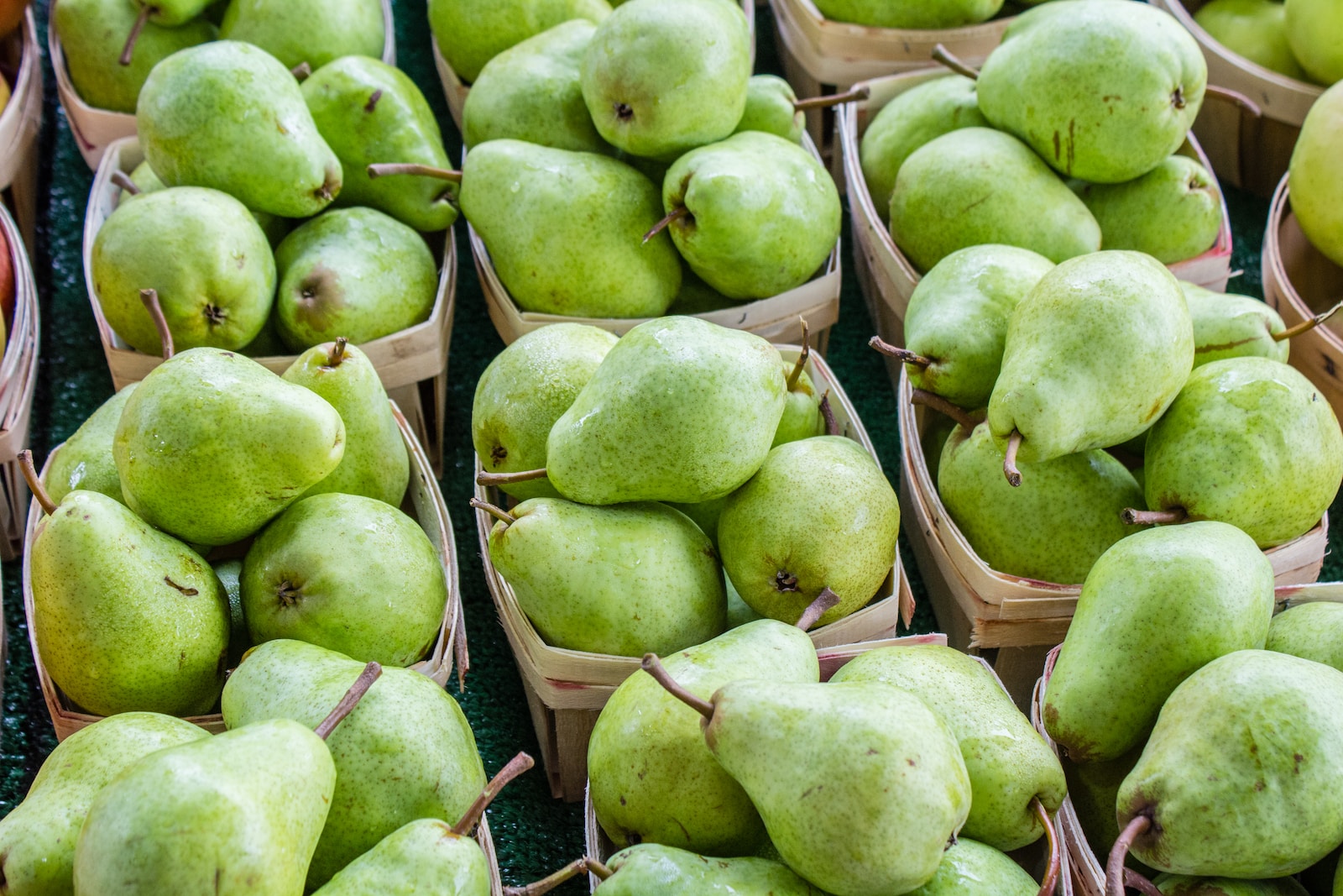 Grüne Birnen auf einem Wochenmarkt