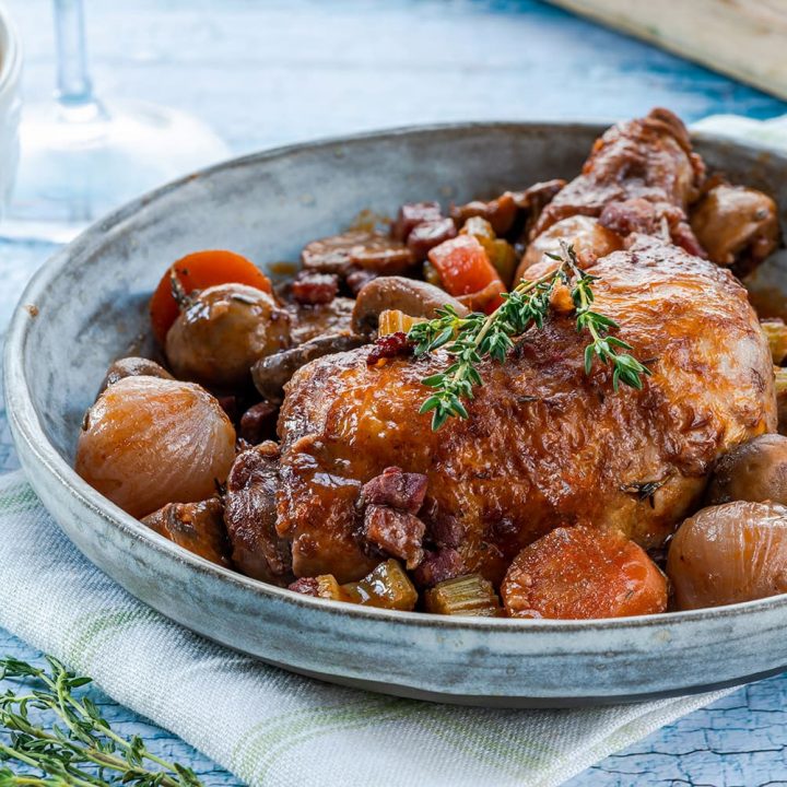 Klassisches Coq au Vin - Geschmorrtes Huhn in Rotwein