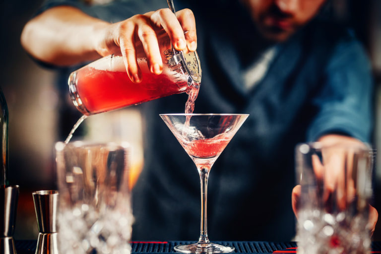 Barkeeper bereitet Cocktails mit Wodka zu