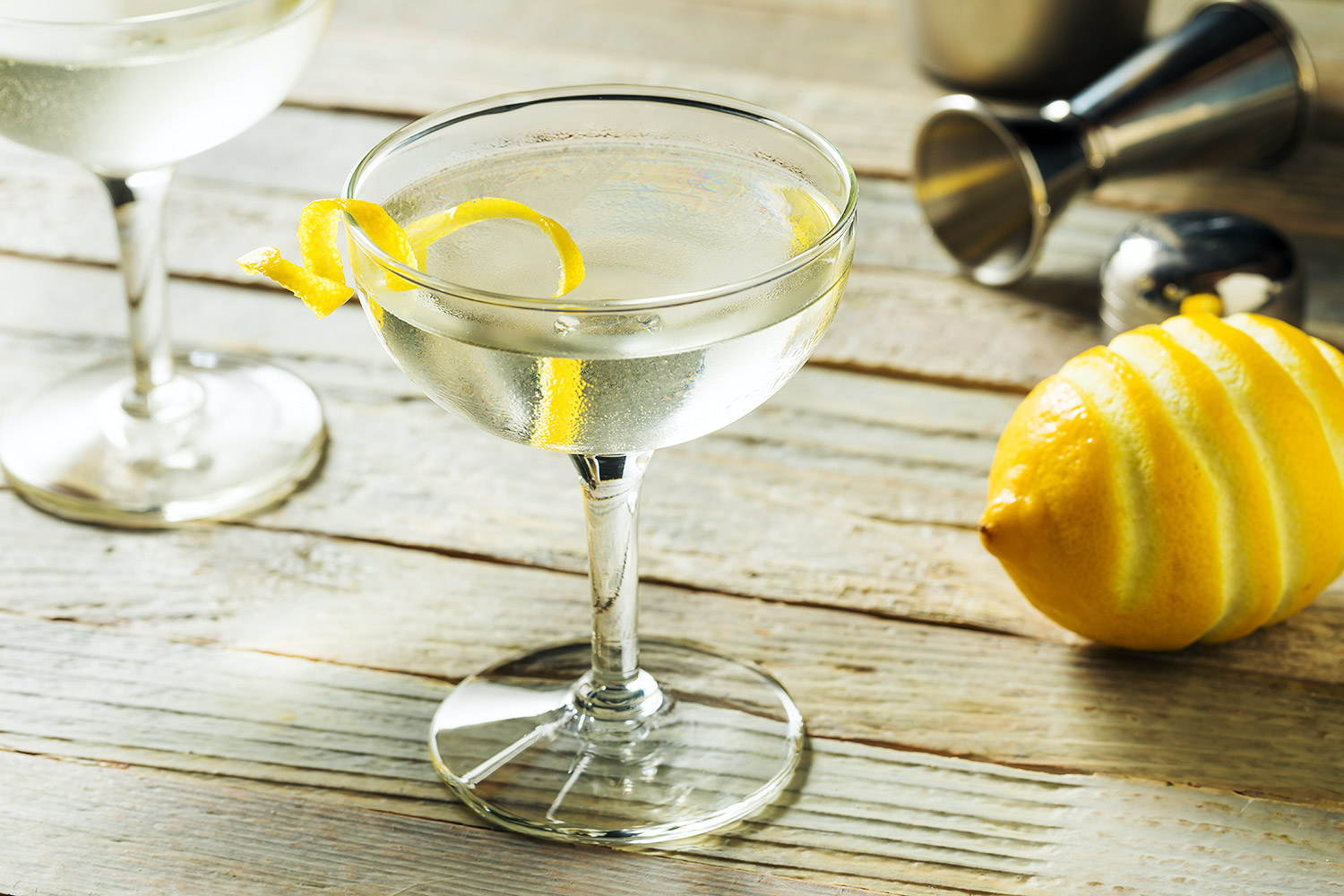 Dry Martini mit Gin und Orangenzeste auf einem Holztisch