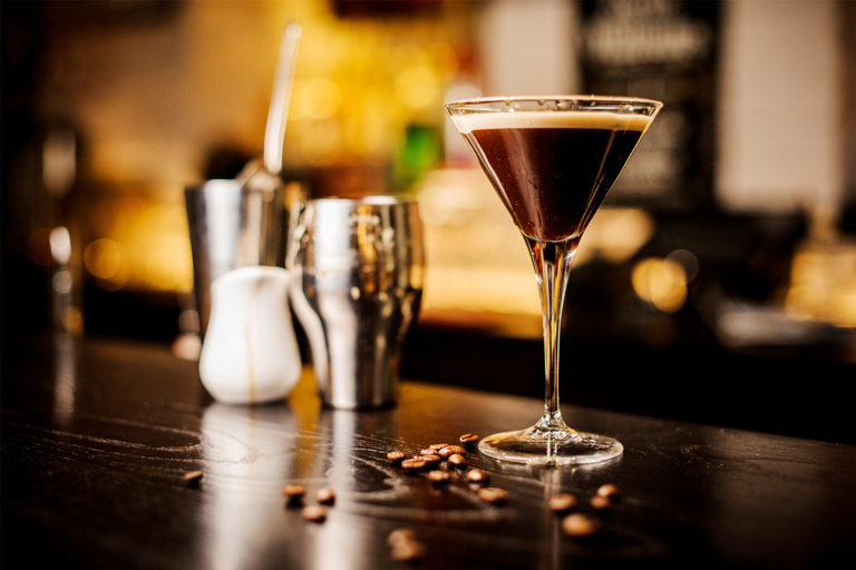 Frisch zubereiteter Espresso Martini mit Kaffeebohnen und Wodka