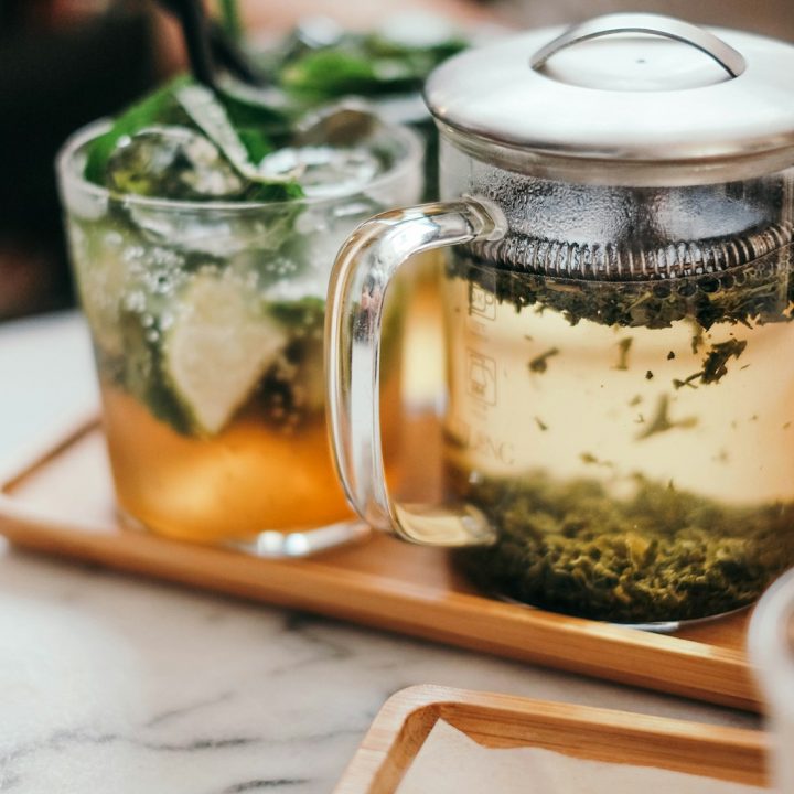 Eine Kanne Kräutertee für den alkoholfreien Genuss im Dry January