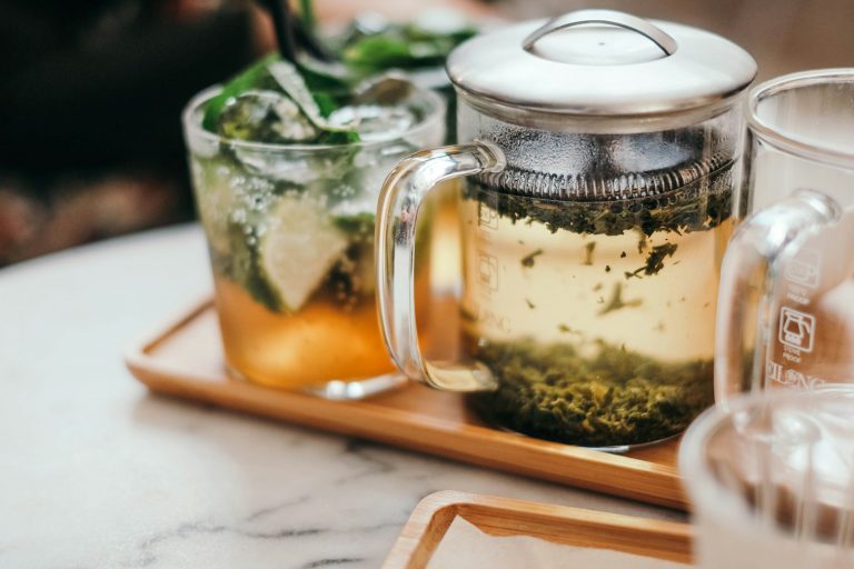 Eine Kanne Kräutertee für den alkoholfreien Genuss im Dry January