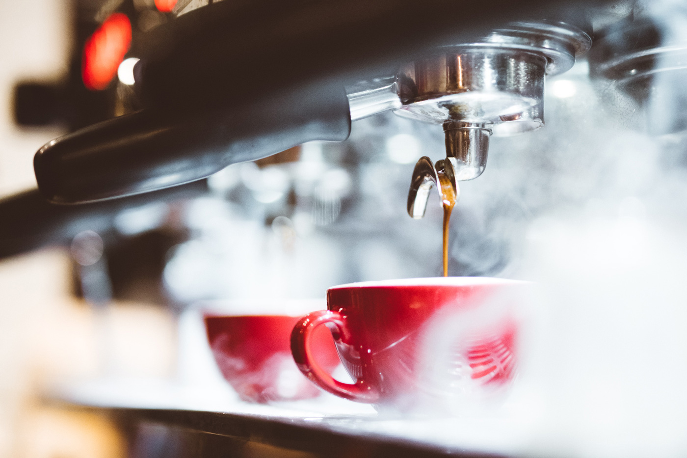 Frisch gebrühter Espresso aus einer dampfenden Siebträgermaschine