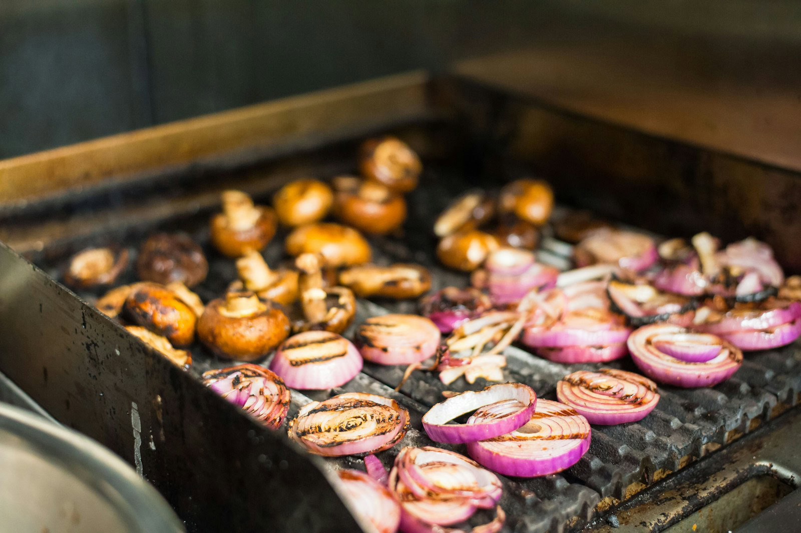 zwiebeln und Pilze auf einem Grill