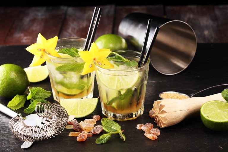 Alkoholfreier Ipanema Cocktail mit Limetten, Minze und Sternfrucht als Dekoration
