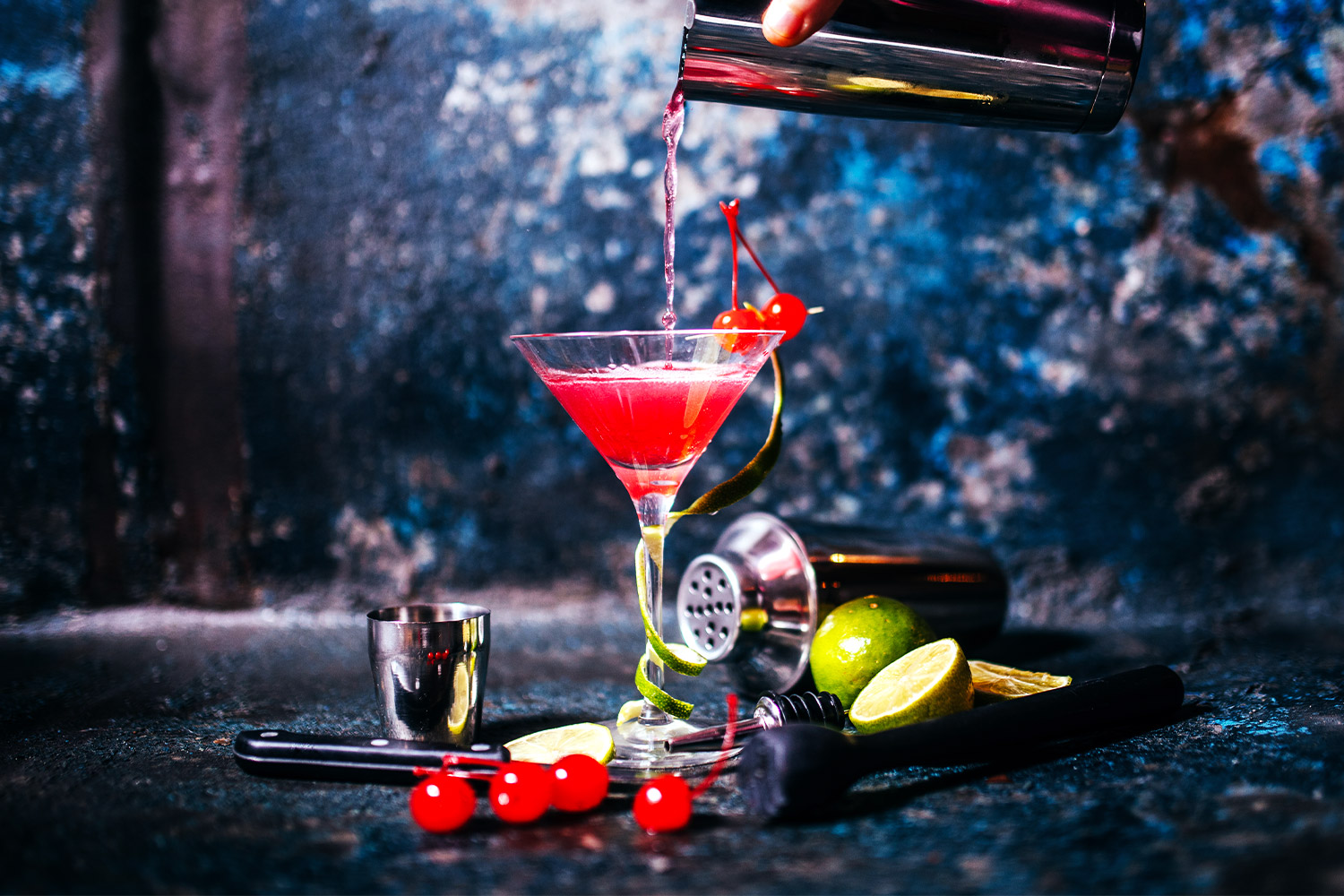 Manhattan Cocktail in einem Martiniglas vor dunklem Hintergrund