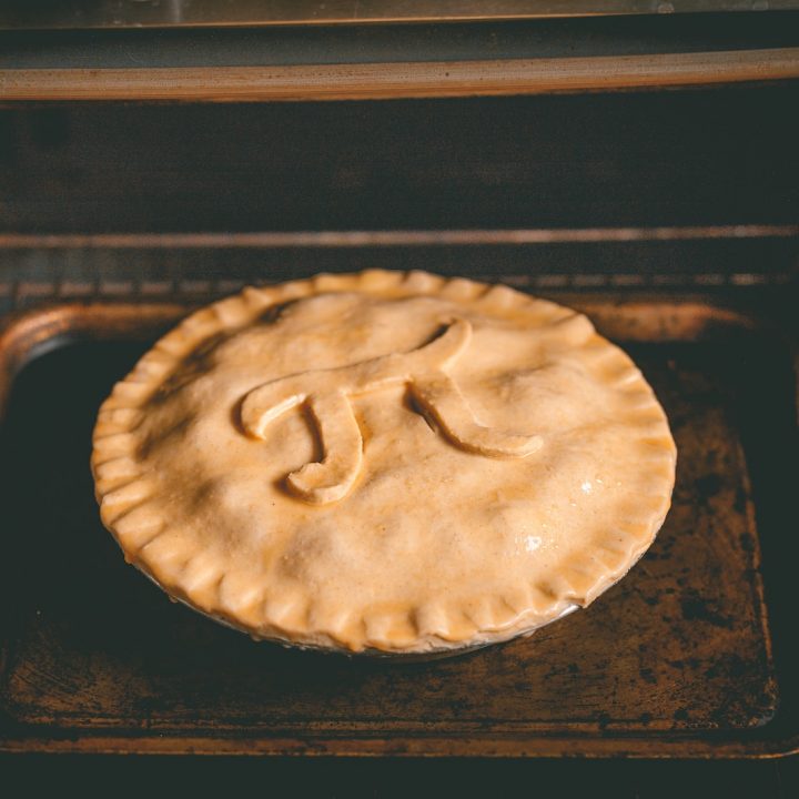 eine Pfanne mit einem Pie-Teig / Pie Crust darin