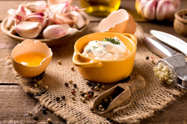 Selbst gemachte spanische Aioli mit Eiern, Knoblauch und Öl auf dunklem Hintergrund