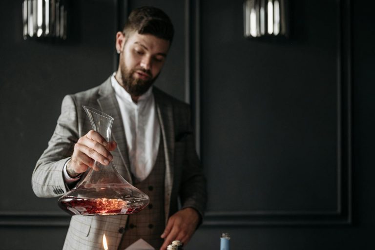 Ein Mann dekantiert elegant Wein in einem eleganten Innenraum, der eine Atmosphäre von Luxus und Raffinesse schafft.